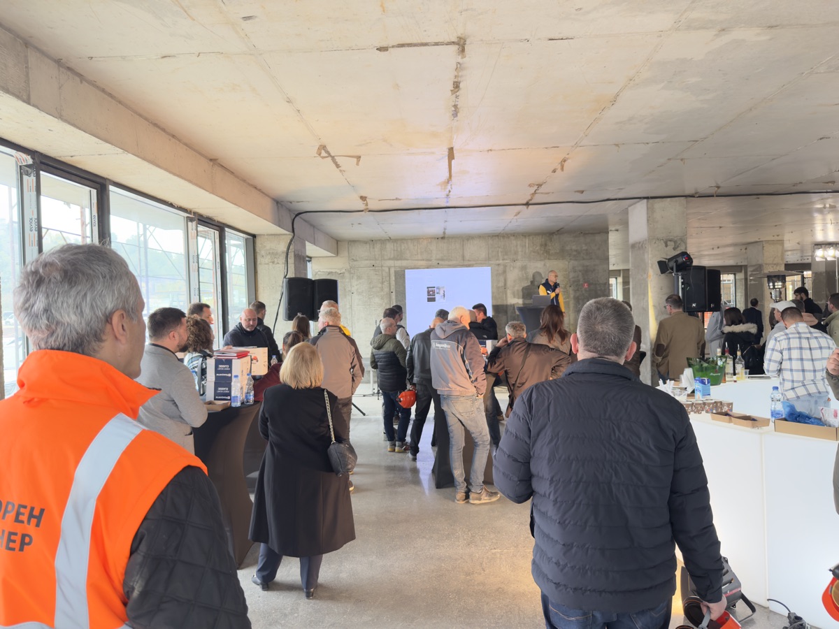 Contractors watching live machine demo at HCSEE event
